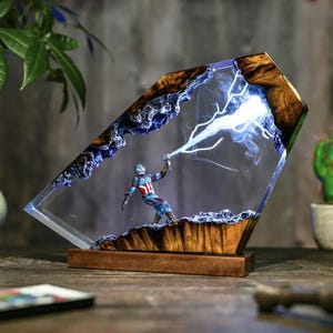 Lampada da notte in resina di Capitan America con effetto fulmine, luce notturna degli Avengers, display LED con scudo e fulmine, decorazione da scrivania Marvel, regalo
