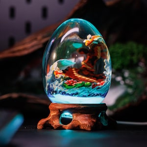 Japansk koifisklampa i harts, orientalisk konstnattlampa, unik asiatiskinspirerad present, heminredning, anpassad koifiskfigur, personlig design