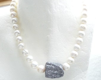 Pearl necklace with hematite