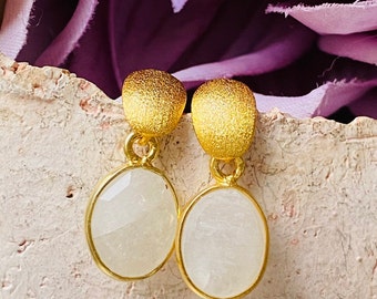 Stud earrings with moonstone
