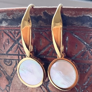Earrings with mother of pearl