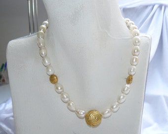 Pearl necklace with snail