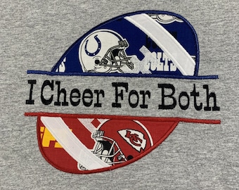 Puede incluir: Una sudadera gris con un diseño bordado de dos cascos de fútbol americano, uno azul y otro rojo, con el texto "I Cheer For Both" en negro.