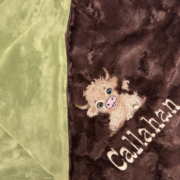 Manta de minky color salvia sobre marrón con imagen opcional de vaca de las Tierras Altas y monograma con nombre. Imágenes personalizadas disponibles.