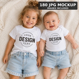 Puede incluir: Una camiseta blanca y un body de beb&eacute; blanco, ambos con un gr&aacute;fico circular negro con el texto YOUR DESIGN HERE. La camiseta se combina con pantalones cortos de mezclilla azul claro, y el body se combina con pantalones cortos de mezclilla.