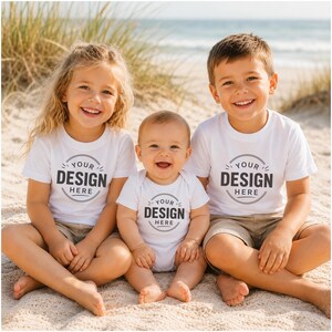 Puede incluir: Tres ni&ntilde;os sentados en la arena con camisetas blancas de manga corta y un body blanco. Cada prenda presenta un gr&aacute;fico circular con el texto "YOUR DESIGN HERE" impreso en tinta gris oscuro en la parte central delantera del pecho.
