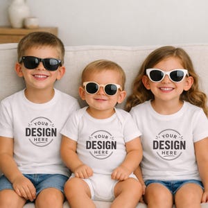 Puede incluir: Tres ni&ntilde;os con camisetas blancas y un body blanco, cada uno con un gr&aacute;fico circular con el texto "YOUR DESIGN HERE" en negro. Los ni&ntilde;os llevan gafas de sol, los dos de los extremos con monturas negras y el ni&ntilde;o del centro con monturas beige.