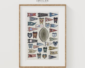 Könnte beinhalten: Ein gerahmter Kunstdruck mit einem zentralen Football mit dem Text NFL, umgeben von einer Sammlung verschiedener bunter Sportteam-Wimpel und Banner. Das Kunstwerk ist in einem hellen Holzrahmen vor einem schlichten weißen Hintergrund präsentiert.