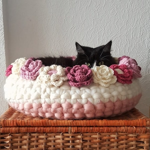 Crochet natural merino wool cat bed / Merino wool flower basket / Cat white/pink basket / Pet furniture