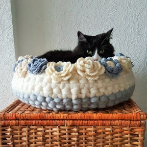 Natural merino wool cat bed / Crochet flower basket / Cat white basket / Pet furniture image 5