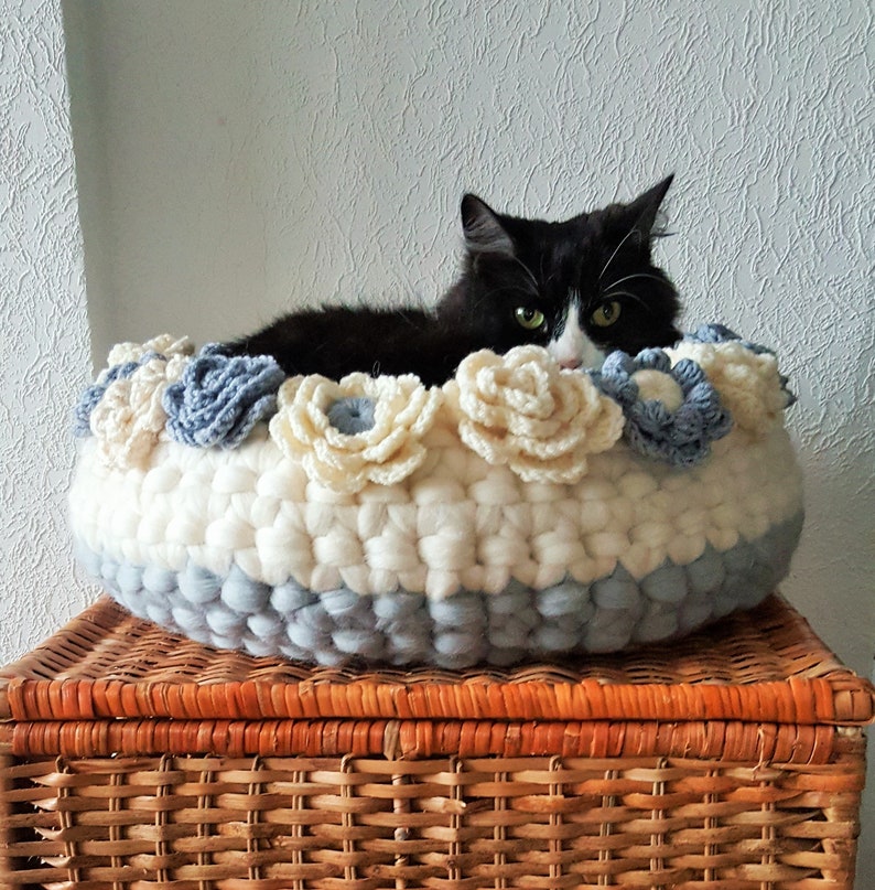 Natural merino wool cat bed / Crochet flower basket / Cat white basket / Pet furniture image 5