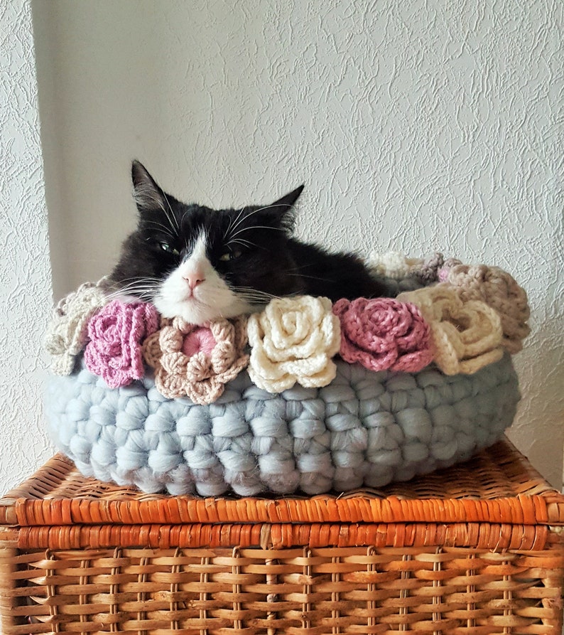 Natural merino wool cat bed / Crochet flower basket / Cat white basket / Pet furniture image 7
