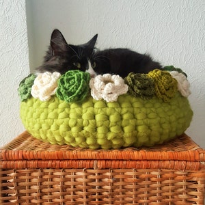 Natural merino wool cat bed / Crochet flower basket / Cat white basket / Pet furniture image 4