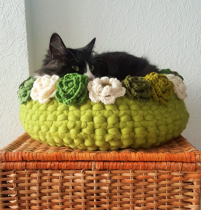 Natural merino wool cat bed / Crochet flower basket / Cat white basket / Pet furniture image 4