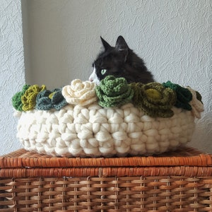 Natural merino wool cat bed / Crochet flower basket / Cat white basket / Pet furniture
