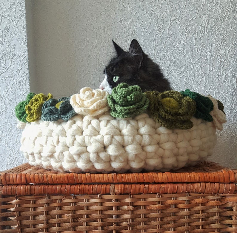 Natural merino wool cat bed / Crochet flower basket / Cat white basket / Pet furniture image 1