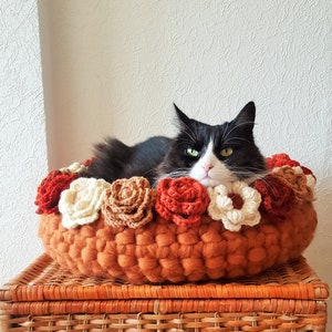 Natural merino wool cat bed / Crochet flower basket / Cat white basket / Pet furniture image 9