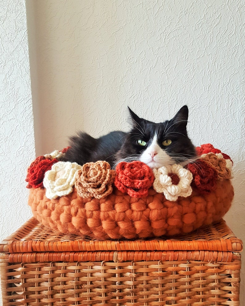 Natural merino wool cat bed / Crochet flower basket / Cat white basket / Pet furniture image 9