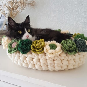 Natural merino wool cat bed / Crochet flower basket / Cat white basket / Pet furniture image 2