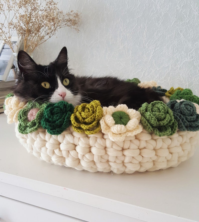 Natural merino wool cat bed / Crochet flower basket / Cat white basket / Pet furniture image 2