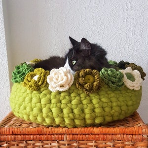 Natural merino wool cat bed / Crochet flower basket / Cat white basket / Pet furniture image 8