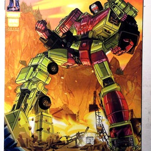 Puede incluir: Portada de cómic con un gran robot transformable en tonos verdes, rojos y negros. El título "TRANSFORMERS" se muestra de forma destacada. El fondo representa una escena de acción con explosiones y un cielo en llamas.