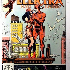 Puede incluir: Portada de cómic de Marvel Comics Group con Daredevil y Elektra. La ilustración muestra a los personajes con trajes rojos sobre un tejado con edificios de la ciudad de fondo. El título es "What If Elektra Had Lived?" con texto adicional.