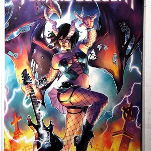 Op de afbeelding: Stripboekcover getiteld "Eternal Descent" met een vrouwelijk personage met hoorns, een zwarte gitaar vasthoudend en een donkere outfit dragend. De achtergrond toont een begraafplaats met bliksem en een paarse lucht.