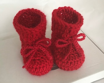 Red crochet baby booties. Baby Christmas booties. Red baby shoes. New Baby gift.