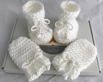 White crochet booties and mitten set. Christening booties. Baptism booties. Newborn gift.