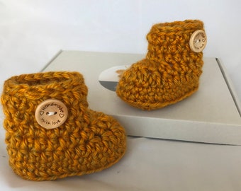 Bottines pour bébés en tweed moutarde. Cadeau de fête de bébé. bottines au crochet. Nouveau cadeau bébé.