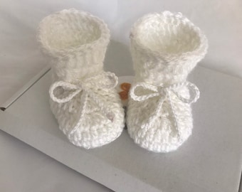 Botitas de bebé blancas de crochet: regalo para recién nacidos de género neutro