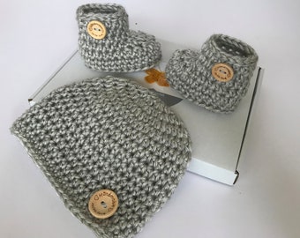 Light grey crochet baby hat and booties. Baby gift. Hat and booties set.