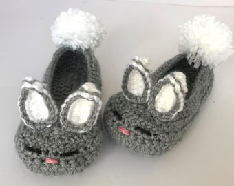 Chaussons Bunny gris au crochet. Pantoufles lapin pour enfants. Chaussons bébé lapin. Cadeau pour enfants.