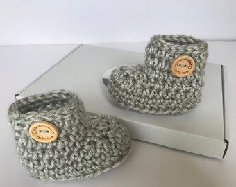 Sapatinhos de Crochê para Bebê: Sapatinhos de Tricô Cinza para Recém-Nascido com Botão de Madeira