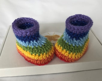 Crochet Rainbow Booties. Baby shower gift. Rainbow crib shoes. Gender Neutral Booties.