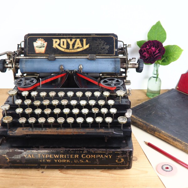 Antique Royal 5 typewriter in vintage condition