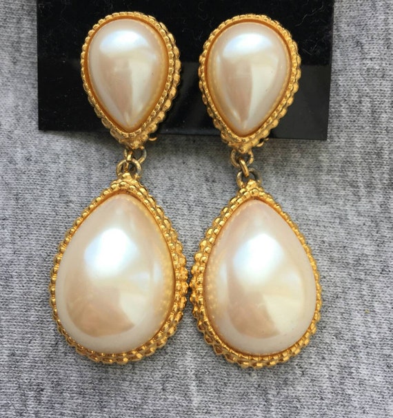 CHIC! Ellen Designs 80s Teardrop Dangle Pearl Earrings Bold  display picture 1