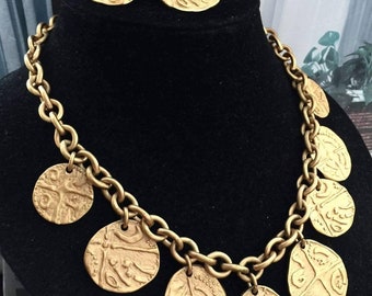 Zeldzaam! Jaren '80 Monet Romeinse munt Ketting Oorbellen Set Hiërogliefen Mat Goud Toon Chunky Vintage Statement Runway Designer Couture Etruskisch