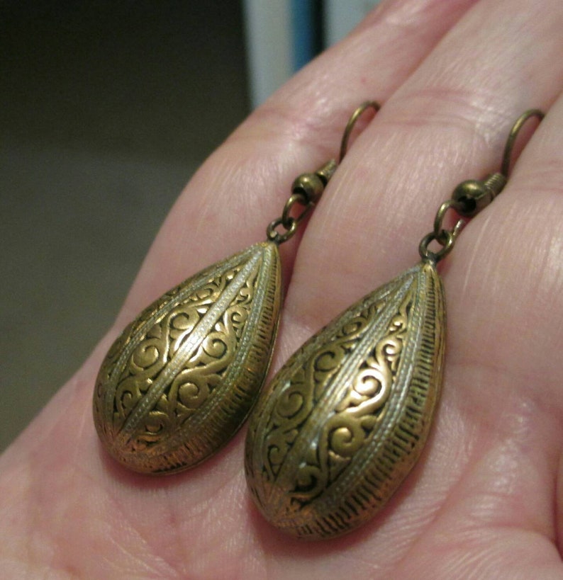 Color Lane Earrings Contemporary Gold Tone Dangle /& Drop With Black Glass Beads For Women//Girls
