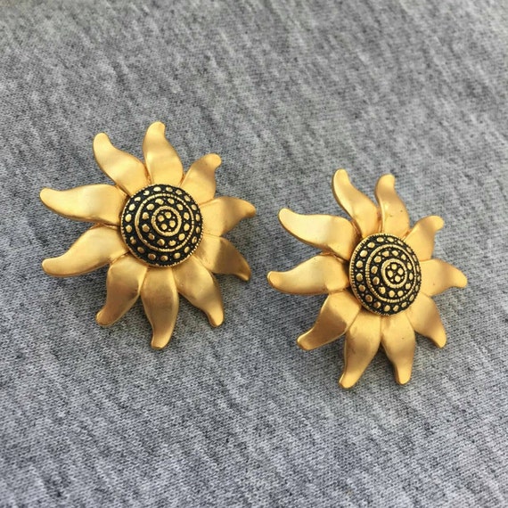 Exquisite! Daisy Flower EARRINGS Floral Chunky Bo… - image 1