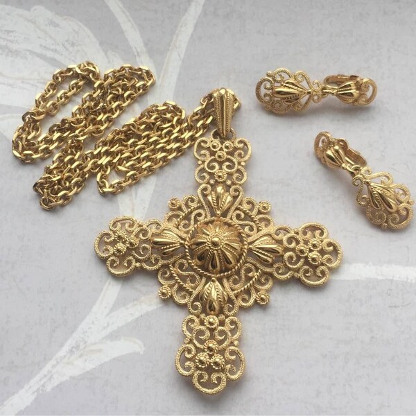 Wow! VTG CROWN TRIFARI Filigree Cross Necklace Earrings Set Pendant Baroque Medallion Chain Gold tone Statement Designer Runway Couture Rare