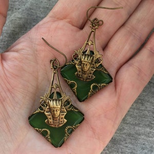 Unique Green Crystal Pharaoh King Tut Earrings pierced antique Gold Tone metal dangle Egyptian chunky Sphinx figural dimensional Vintage image 2