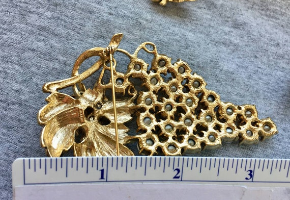 Wow Signed Craft Grapes Brooch Gold Tone Scarf Pi… - image 4