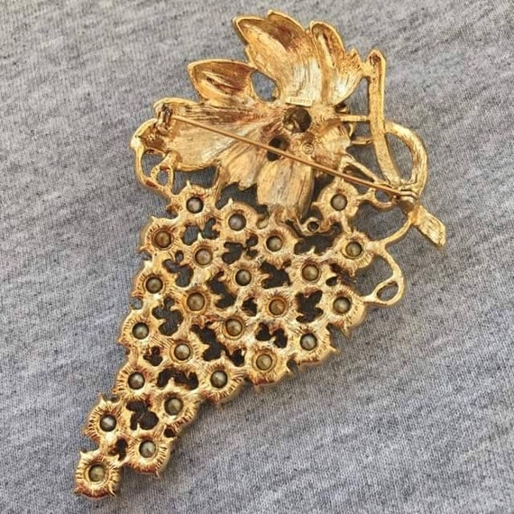 Wow Signed Craft Grapes Brooch Gold Tone Scarf Pi… - image 3