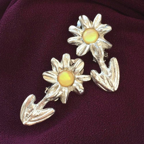 Pretty! Dolce Vita Daisy Earrings Silvertone flower Yellow Cabochon clip on order Runway Italian DESIGNER Couture chunky vintage 80s rare Gripoix