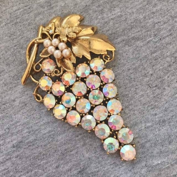 Wow Signed Craft Grapes Brooch Gold Tone Scarf Pi… - image 1