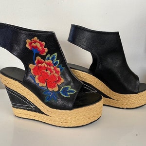 Floral Embroidered Peep-toe Platform Wedge Heels