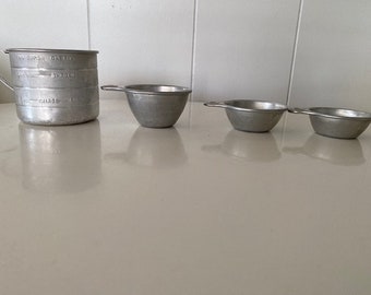 Quatre tasses à mesurer vintage en aluminium