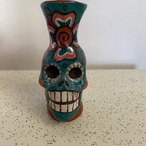 Jarrón de calavera de azúcar mexicana firmado por la artista Carmen Marín